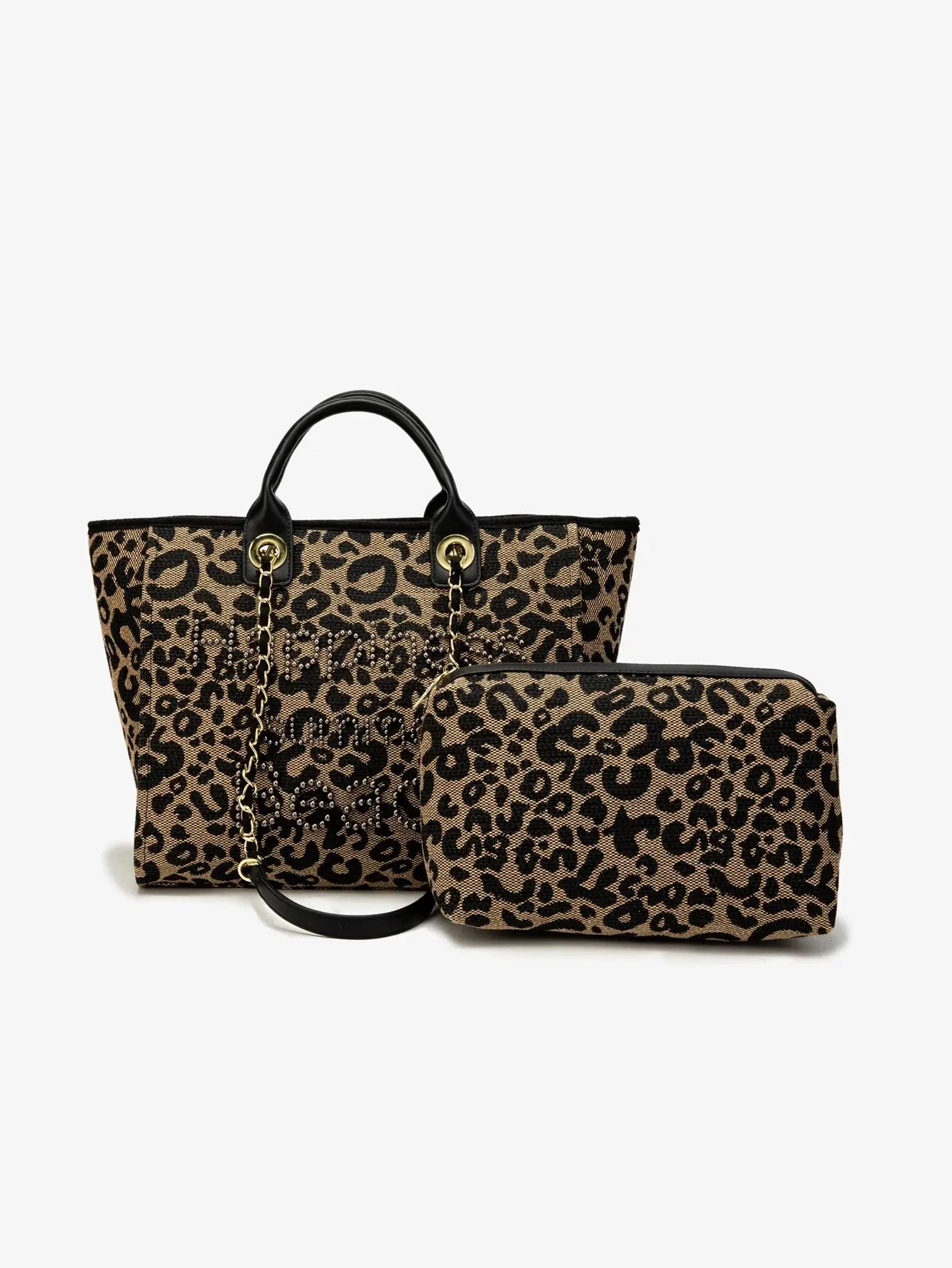 Sac cabas HautTote à imprimé léopard avec détails dorés, anses noires et chaîne dorée, accompagné de sa pochette assortie, sur fond blanc.